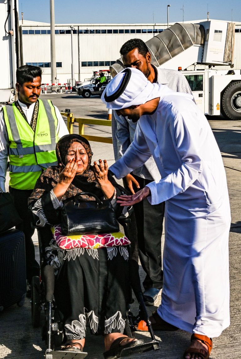 جانب من استقبال رحلة الإجلاء عقب وصولها لدولة الإمارات