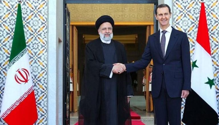 من اليمين الرئيس السوري بشار الأسد وإلى جانبه نظيره الإيراني إبراهيم رئيسي 