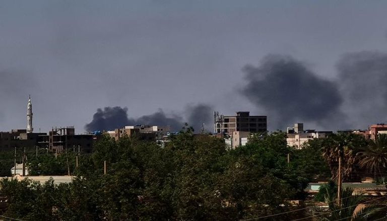 أدخنة تتصاعد جراء استمرار القتال في العاصمة السودانية الخرطوم