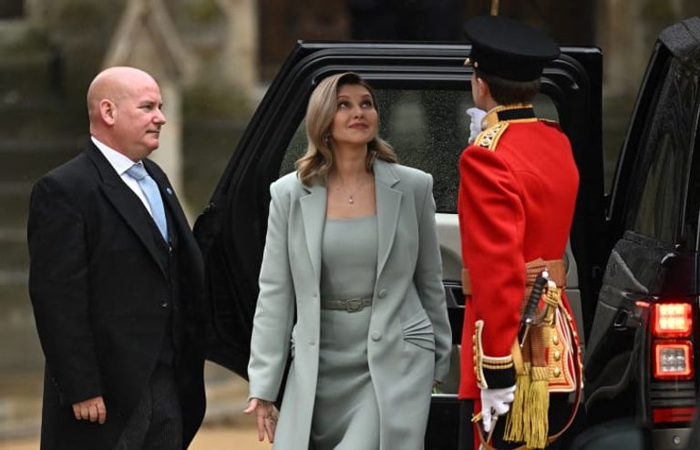 إطلالة جيل بايدن وحفيدتها في حفل التتويج