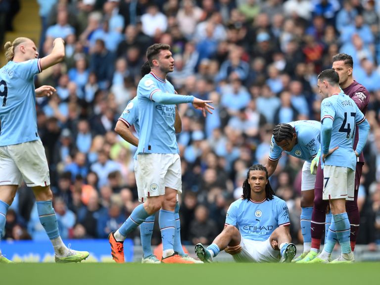 ناثان أكي ناثان أكي يغادر الملعب مصابا