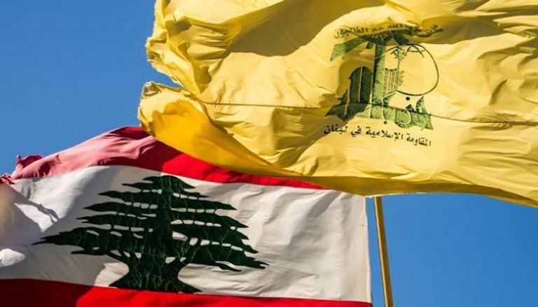 علم لبنان وبجواره علم حزب الله 