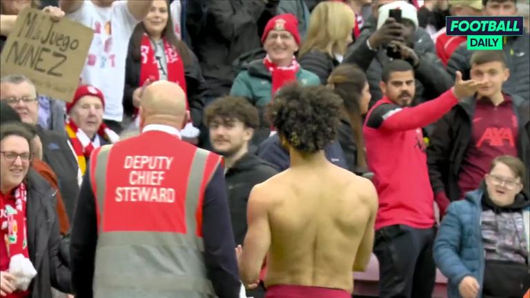 محمد صلاح يهدي قميصه لأحد مشجعي ليفربول