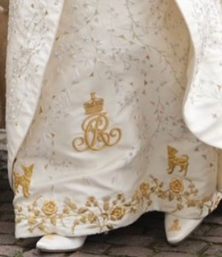 الملكة في زي التتويج وأحد الكلبين المكرمين