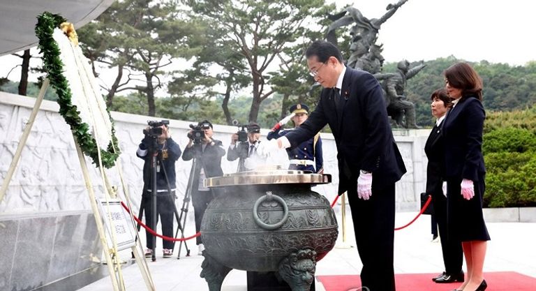 كيشيدا خلال زيارة المقبرة الوطنية بسول