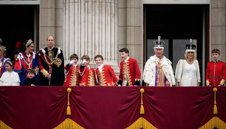 العائلة المالكة في بريطانيا تحيي الجمهور من شرفة قصر باكنغهام