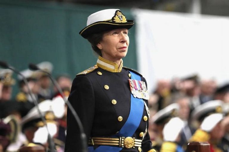 العائلة المالكة في بريطانيا تحيي الجمهور من شرفة قصر باكنغهام