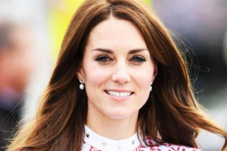 العائلة المالكة في بريطانيا تحيي الجمهور من شرفة قصر باكنغهام