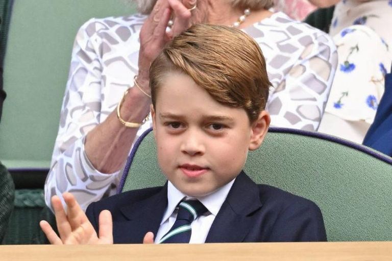 العائلة المالكة في بريطانيا تحيي الجمهور من شرفة قصر باكنغهام