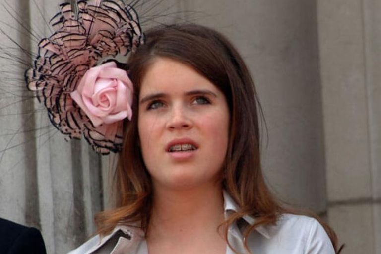 العائلة المالكة في بريطانيا تحيي الجمهور من شرفة قصر باكنغهام