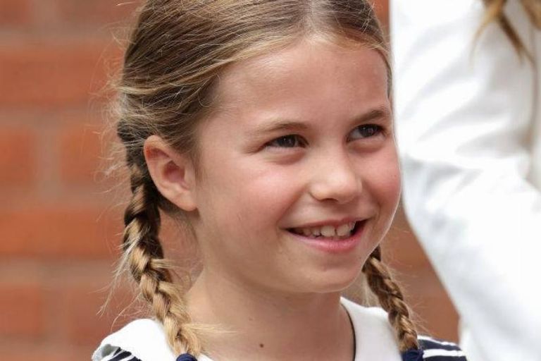 العائلة المالكة في بريطانيا تحيي الجمهور من شرفة قصر باكنغهام