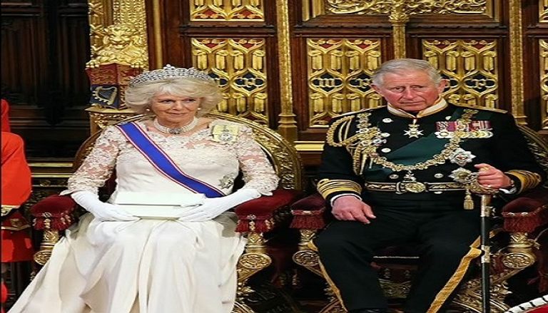 العائلة المالكة في بريطانيا تحيي الجمهور من شرفة قصر باكنغهام