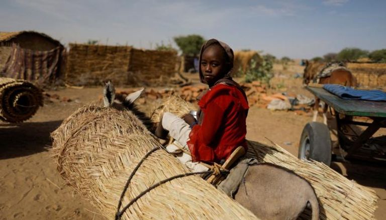 فتاة سودانية نازحة قرب الحدود مع تشاد