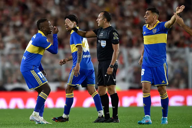 اعتراضات لاعبي بوكا بوكا جونيورز وريفر بليت