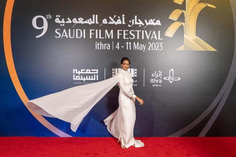 زائر يشاهد فيلما بتقنية الواقع الافتراضي