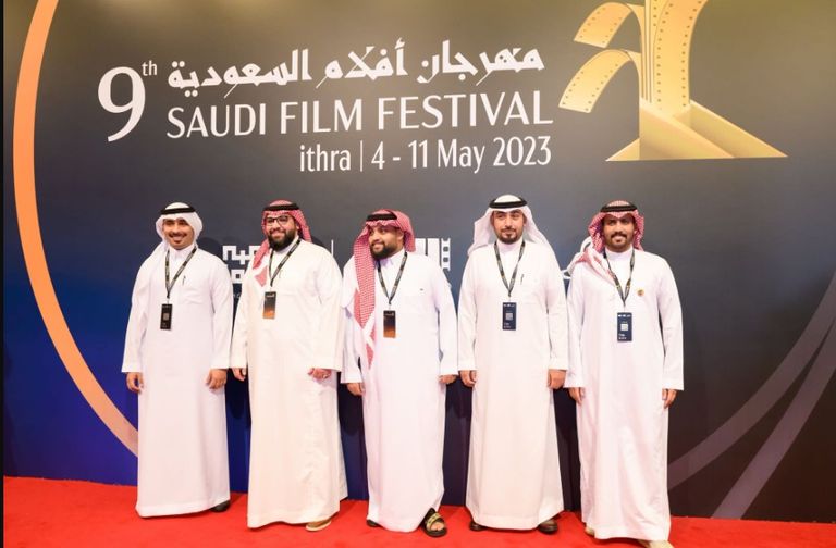 زائر يشاهد فيلما بتقنية الواقع الافتراضي