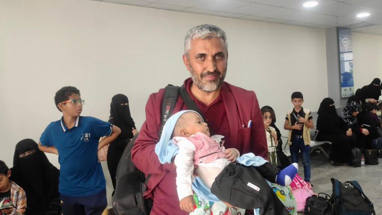 عالقون يمنيون قادمون من السودان جانب من عودة أول دفعة من اليمنيين العالقين بالسودان