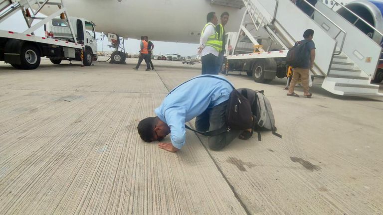 عالق يمني قادم من السودان جانب من عودة أول دفعة من اليمنيين العالقين بالسودان