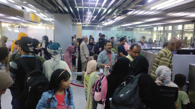 جانب من عودة أول دفعة من اليمنيين العالقين بالسودان