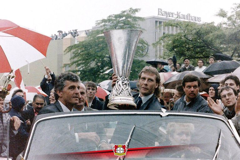 احتفالات ليفركوزن بلقب الدوري الأوروبي 1988