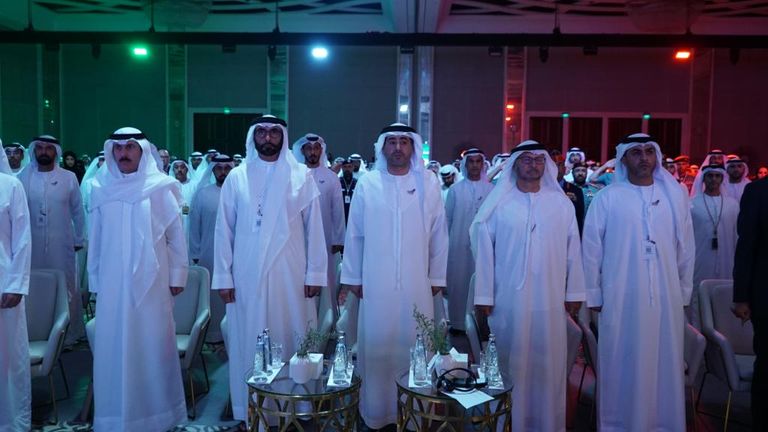 الدكتور أنور بن محمد قرقاش خلال القمة