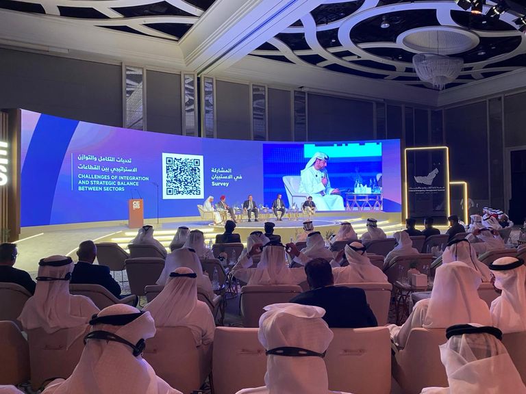 الدكتور أنور بن محمد قرقاش خلال القمة