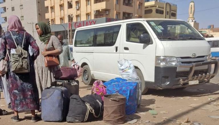 سودانيون في محطة حافلات جنوب الخرطوم