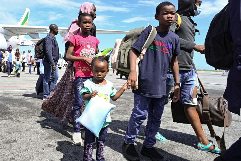 سودانيون في محطة حافلات جنوب الخرطوم