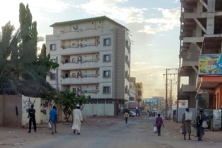 سودانيون في محطة حافلات جنوب الخرطوم