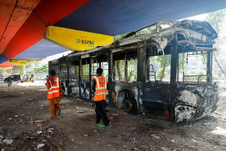 أحد أنصار عمران خان في مظاهرة بعد احتجازه