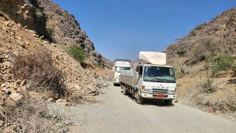 أعمال الإنشاءات في طريق فك حصار تعز