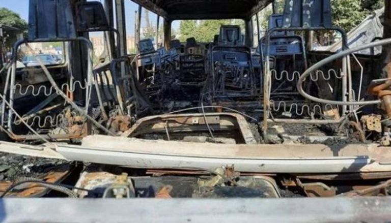 آثار هجوم سابق على حافلة تقل مليشيات إيران بسوريا