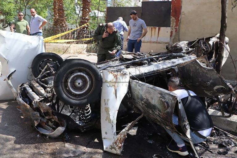 آثار هجوم سابق على حافلة تقل مليشيات إيران بسوريا