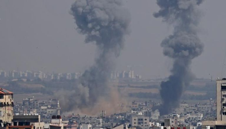 دخان يتصاعد في أعقاب ضربات إسرائيلية على غزة