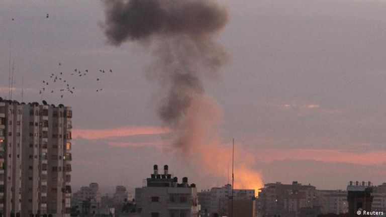 دخان يتصاعد في أعقاب ضربات إسرائيلية على غزة