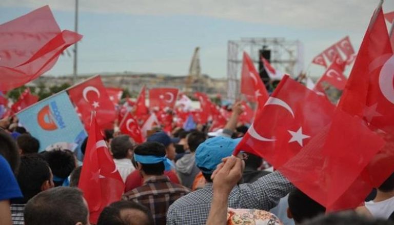 مواطنون أتراك خلال تجمع انتخابي - أرشيفية