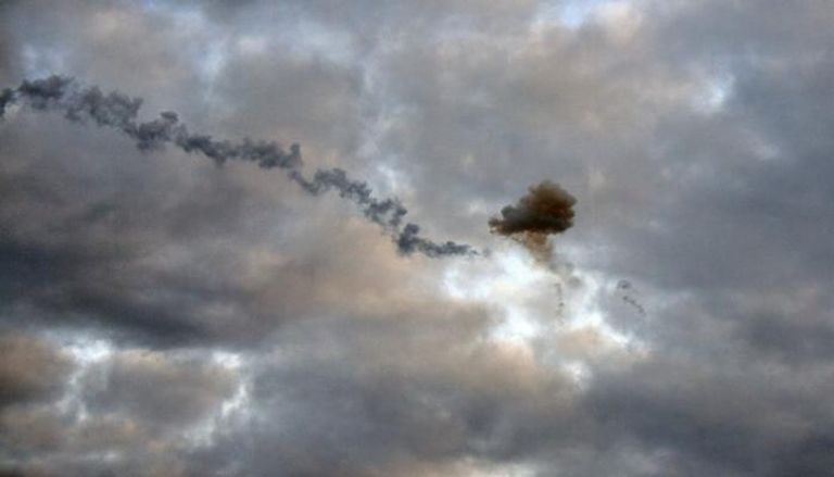 ضباب دخاني من الانفجار بعد إسقاط الدفاع الجوي الأوكراني صاروخا روسيا