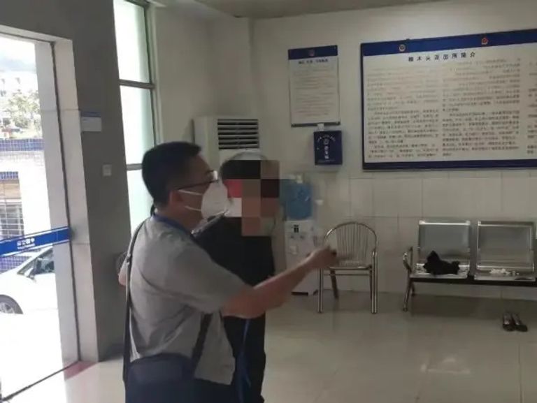 لحظة اعتقال "هونج" روبوت الدردشة الذكي ChatGPT