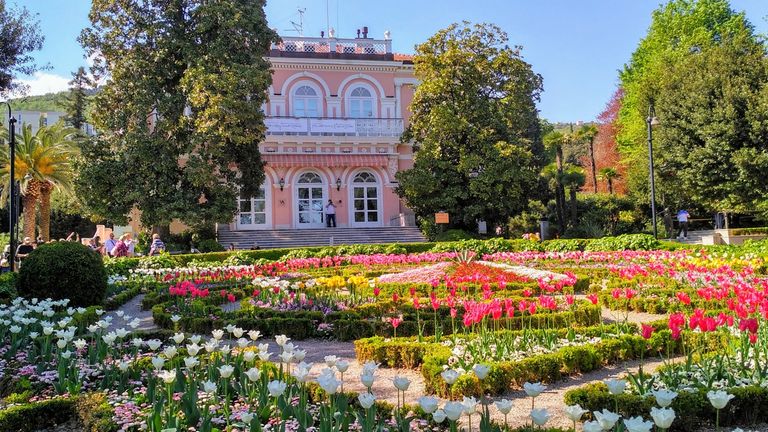 فيلا ومتنزه أنجيولينا من أماكن السياحة في أوباتيا السياحة في أوباتيا