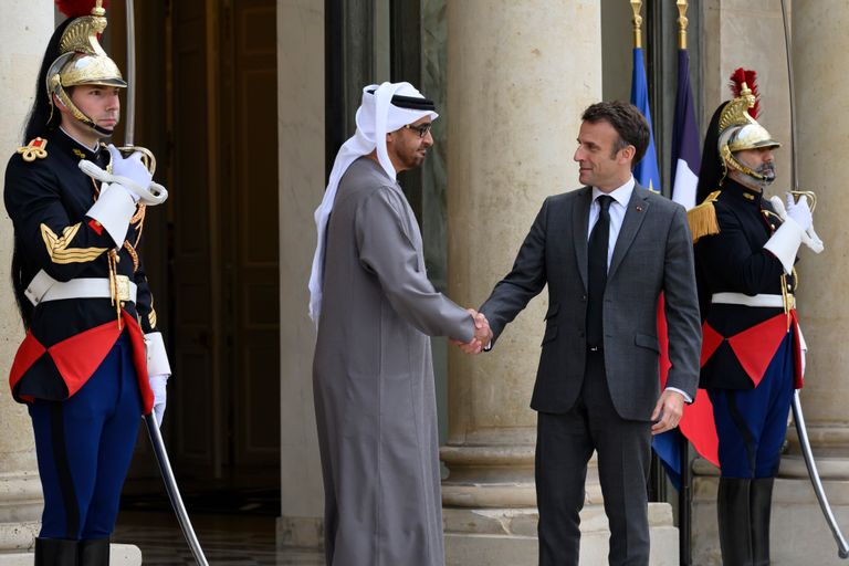 جانب من لقاء الشيخ محمد بن زايد آل نهيان وإيمانويل ماكرون