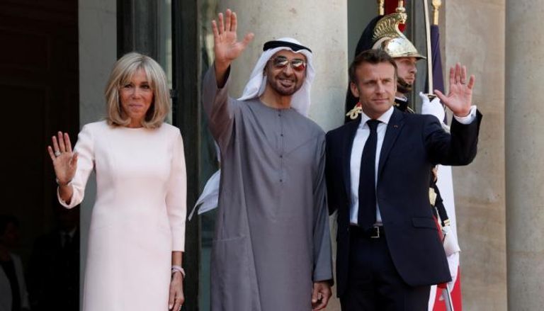 الشيخ محمد بن زايد آل نهيان يتوسط الرئيس الفرنسي ماكرون وزوجته معالم الإمارات وفرنسا