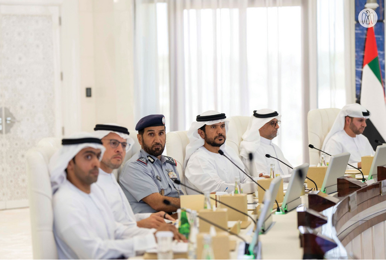 الشيخ خالد بن محمد بن زايد آل نهيان خلال الاجتماع