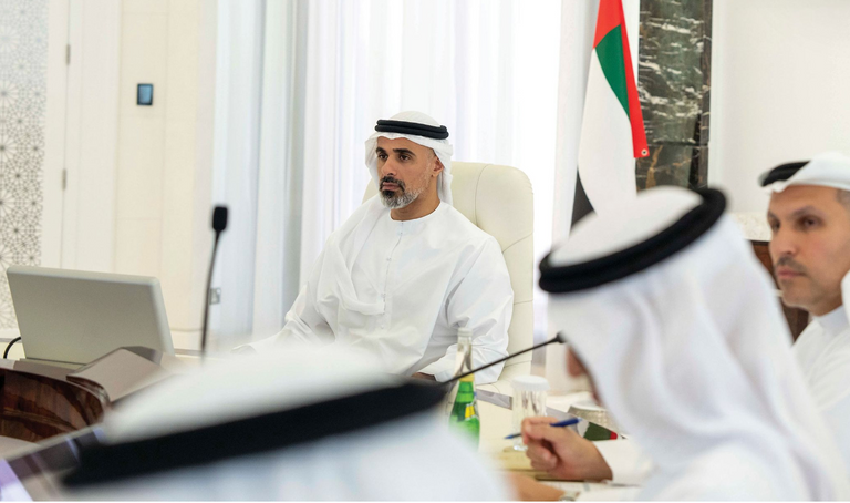 الشيخ خالد بن محمد بن زايد آل نهيان خلال الاجتماع