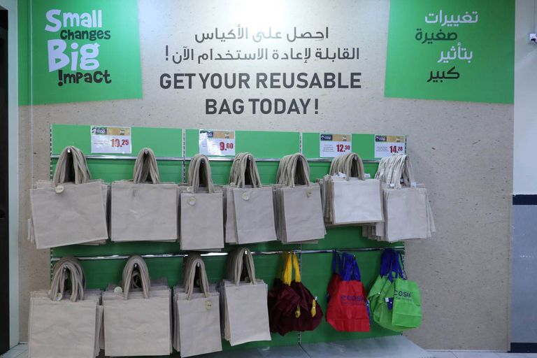 الإمارات تحظر الأكياس البلاستيكية أحادية الاستخدام - وام انخفاض في عدد أكياس التسوق البلاستيكية في دولة الإمارات - وام