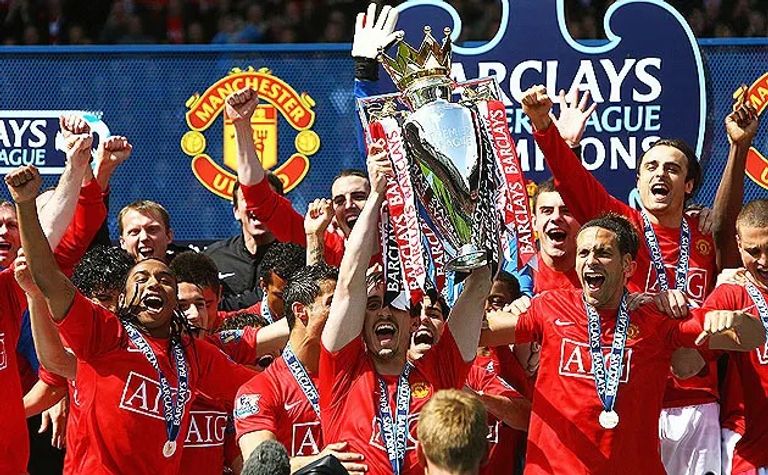 مانشستر يونايتد بطل إنجلترا 2009 مانشستر سيتي ومانشستر يونايتد في موسم 2011-2012