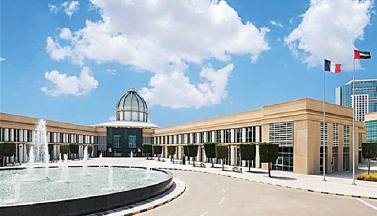 الرئيس الفرنسي خلال زيارته لجناح الإمارات في معرض باريس الدولي للكتاب