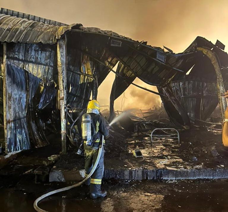 إخماد حريق سوق الصواريخ في جدة