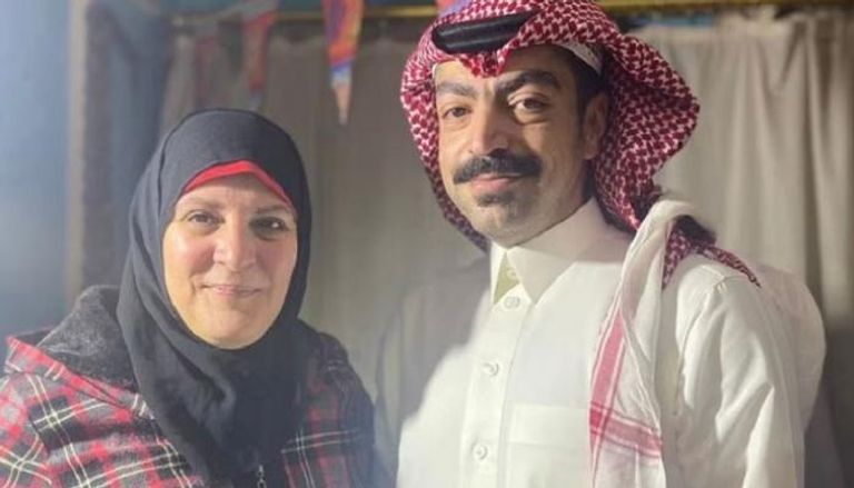 الشاب السعودي مع والدته المصرية