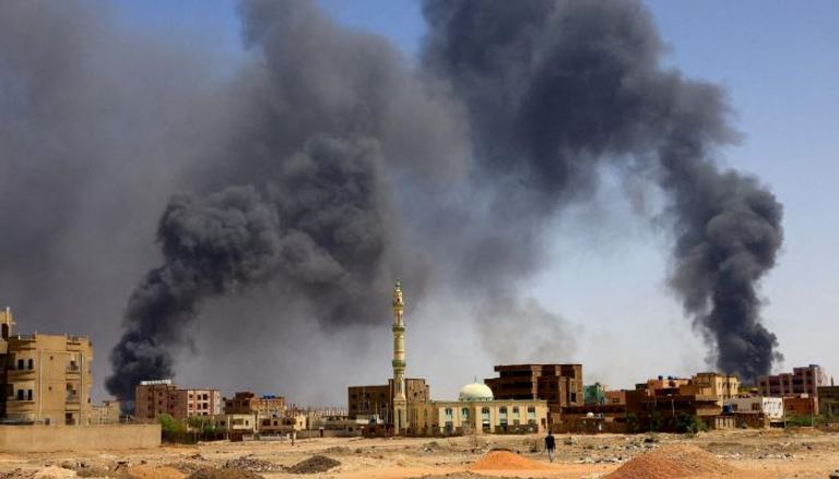 أعمدة الدخان تتصاعد في الخرطوم بحري بعد قصف جوي - رويترز