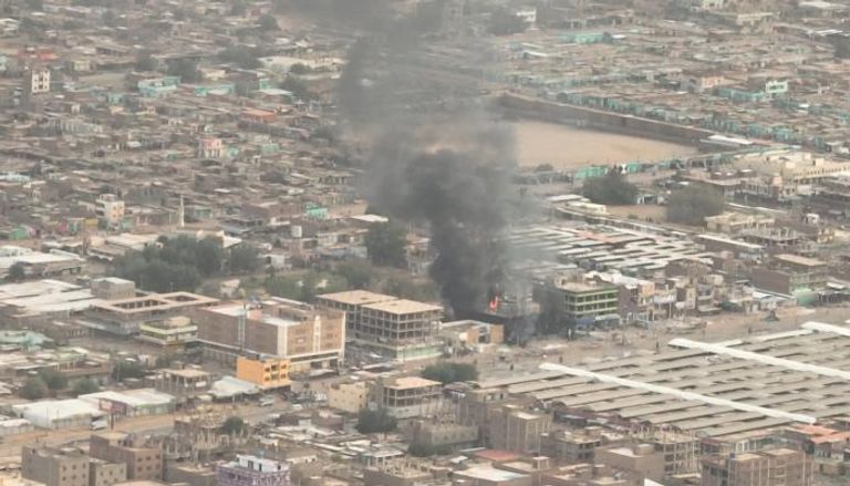 نيران مشتعلة في مبنى بنك أم درمان في العاصمة السودانية - رويترز